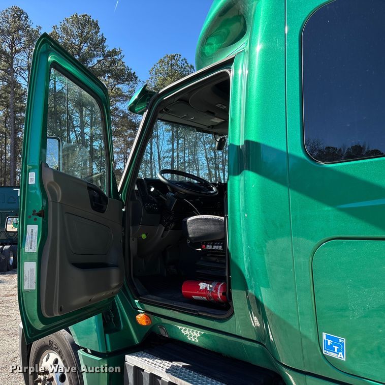 image for item YA1624 2020 International LT625 semi truck