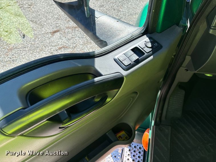 image for item YA1624 2020 International LT625 semi truck