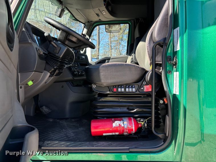 image for item YA1624 2020 International LT625 semi truck