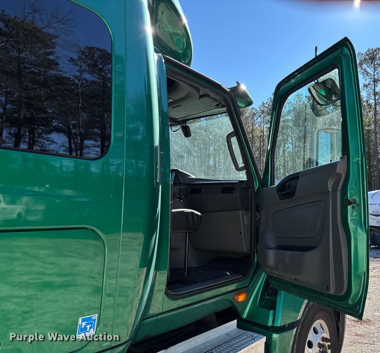 image for item YA1624 2020 International LT625 semi truck