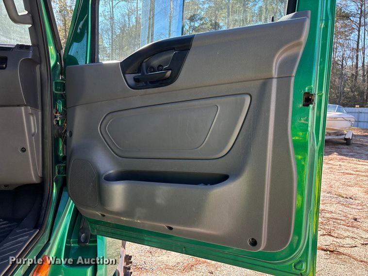 image for item YA1624 2020 International LT625 semi truck