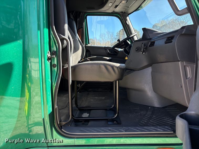 image for item YA1624 2020 International LT625 semi truck