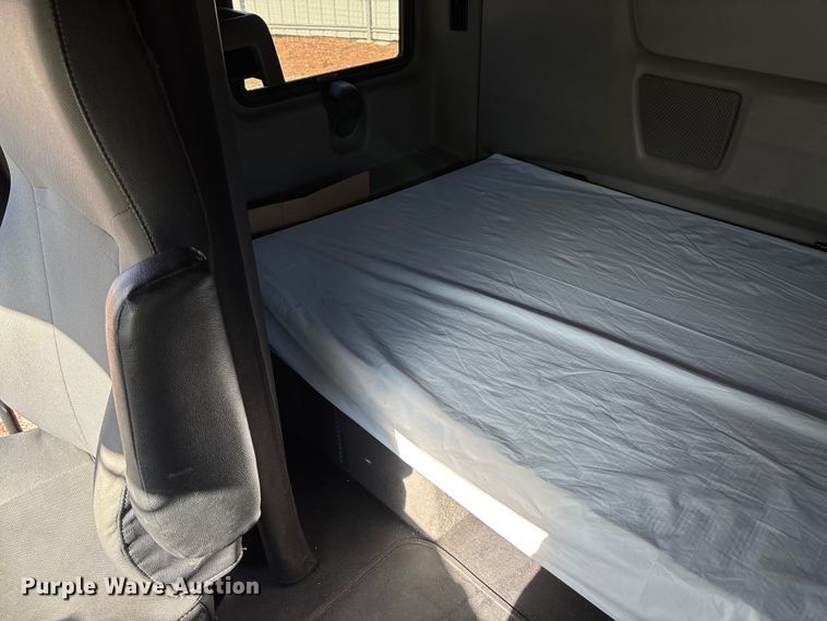 image for item YA1624 2020 International LT625 semi truck