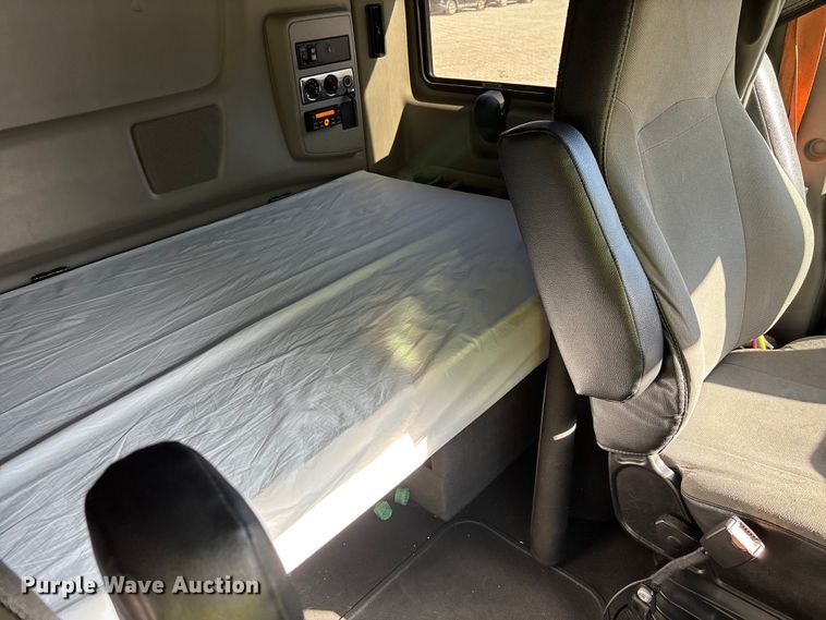 image for item YA1624 2020 International LT625 semi truck