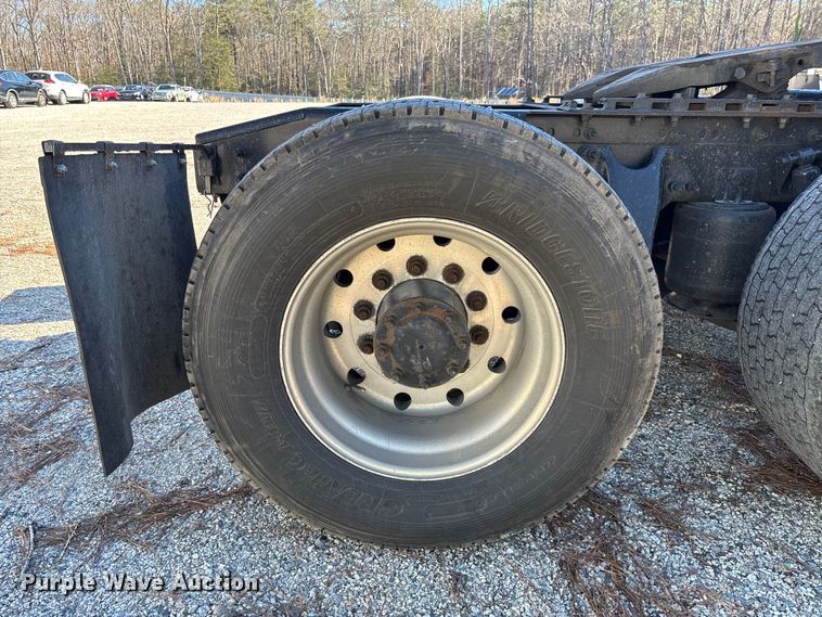 image for item YA1624 2020 International LT625 semi truck