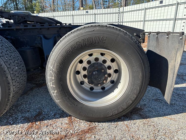 image for item YA1624 2020 International LT625 semi truck