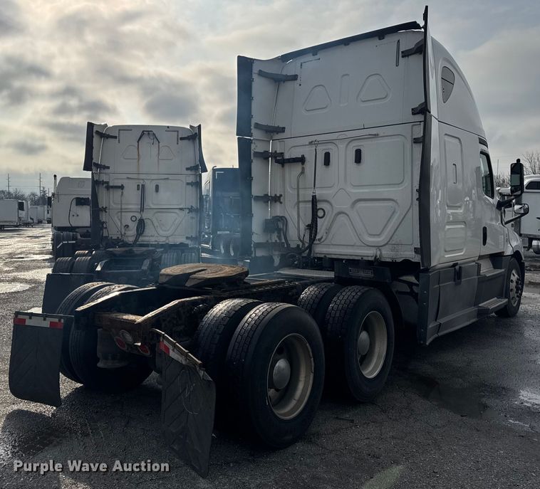 image for item YA1675 2018 Freightliner Cascadia semi truck