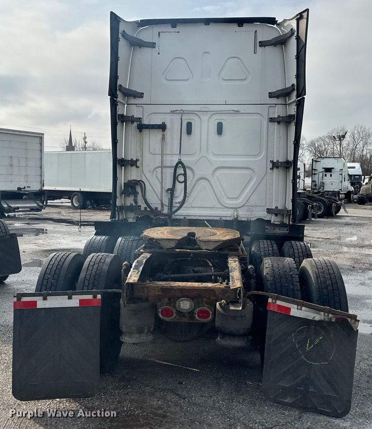 image for item YA1675 2018 Freightliner Cascadia semi truck