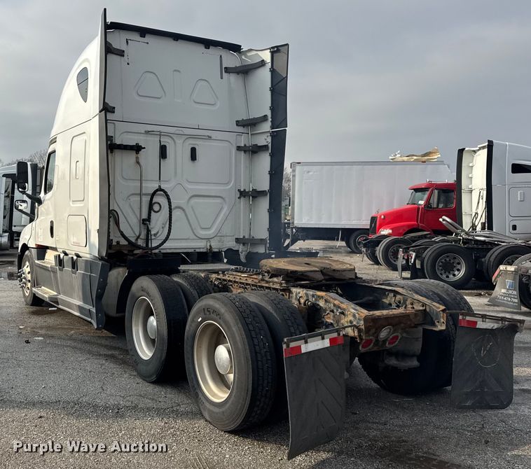 image for item YA1675 2018 Freightliner Cascadia semi truck