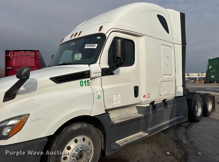 image for item YA1675 2018 Freightliner Cascadia semi truck