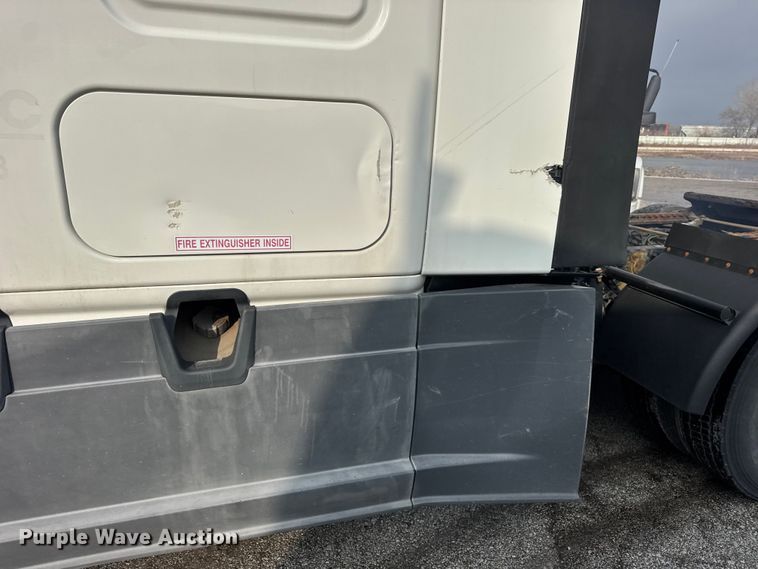 image for item YA1675 2018 Freightliner Cascadia semi truck