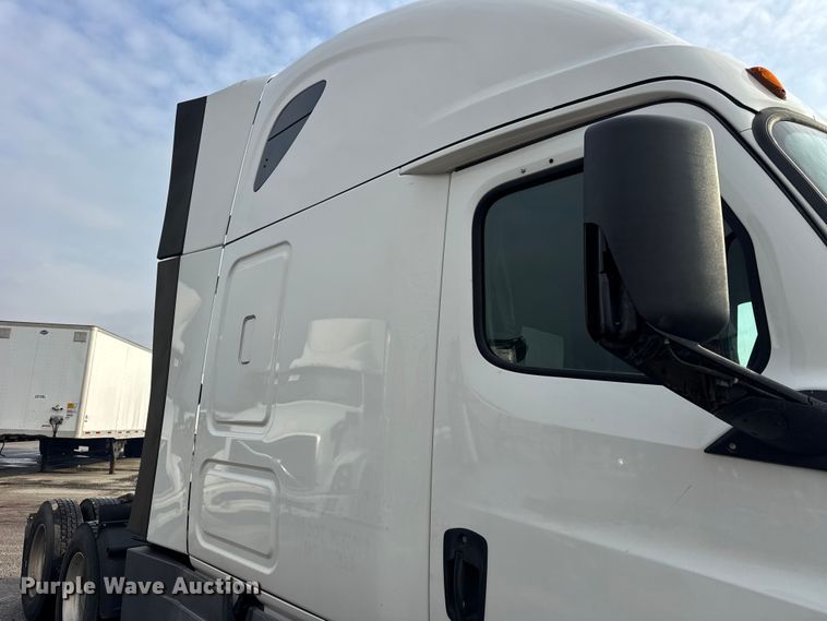 image for item YA1675 2018 Freightliner Cascadia semi truck