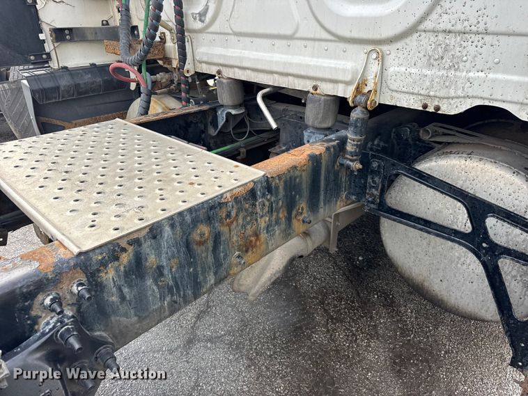 image for item YA1675 2018 Freightliner Cascadia semi truck