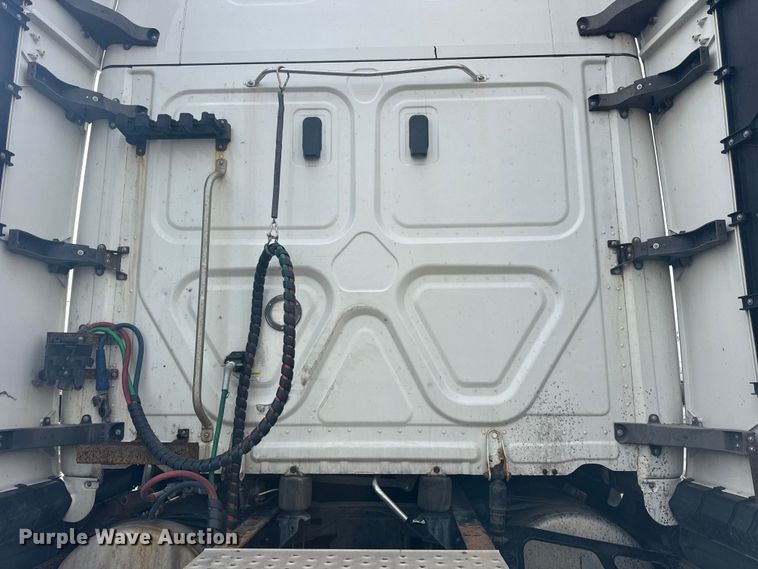 image for item YA1675 2018 Freightliner Cascadia semi truck