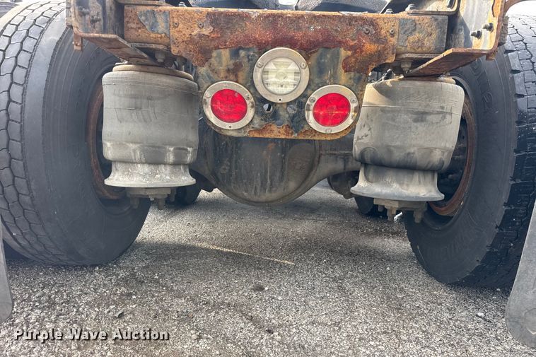 image for item YA1675 2018 Freightliner Cascadia semi truck