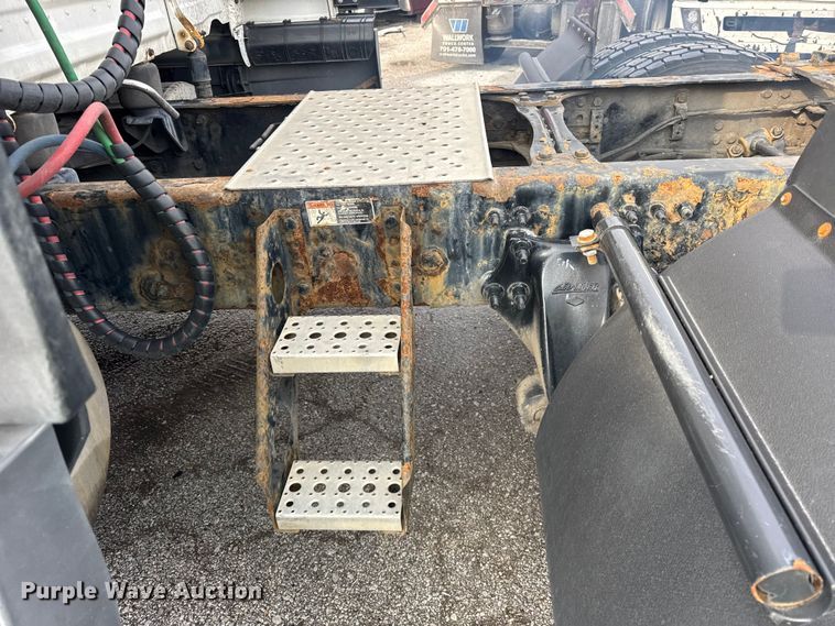 image for item YA1675 2018 Freightliner Cascadia semi truck