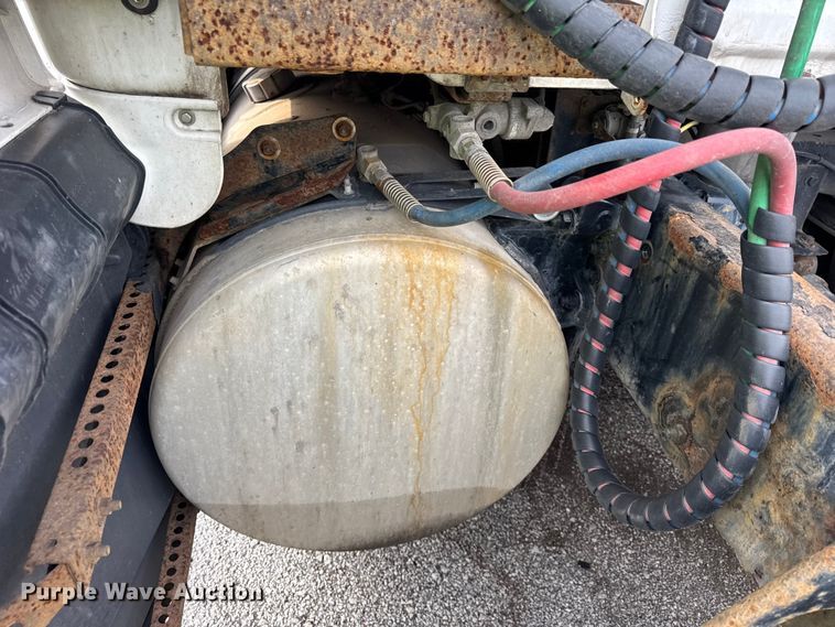 image for item YA1675 2018 Freightliner Cascadia semi truck