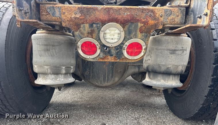 image for item YA1675 2018 Freightliner Cascadia semi truck