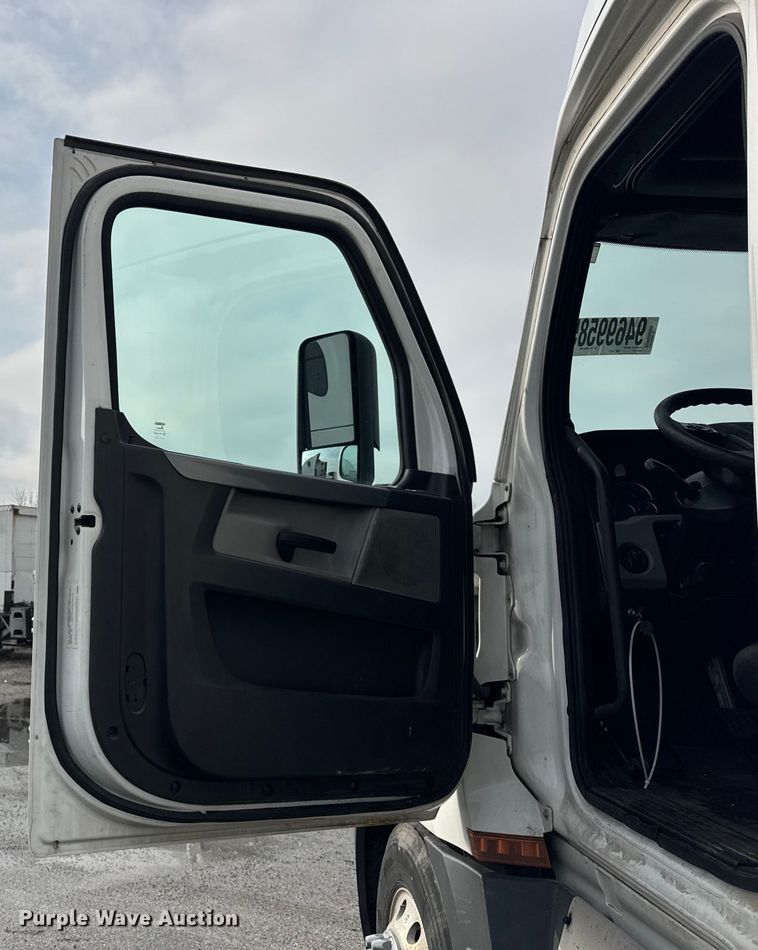 image for item YA1675 2018 Freightliner Cascadia semi truck