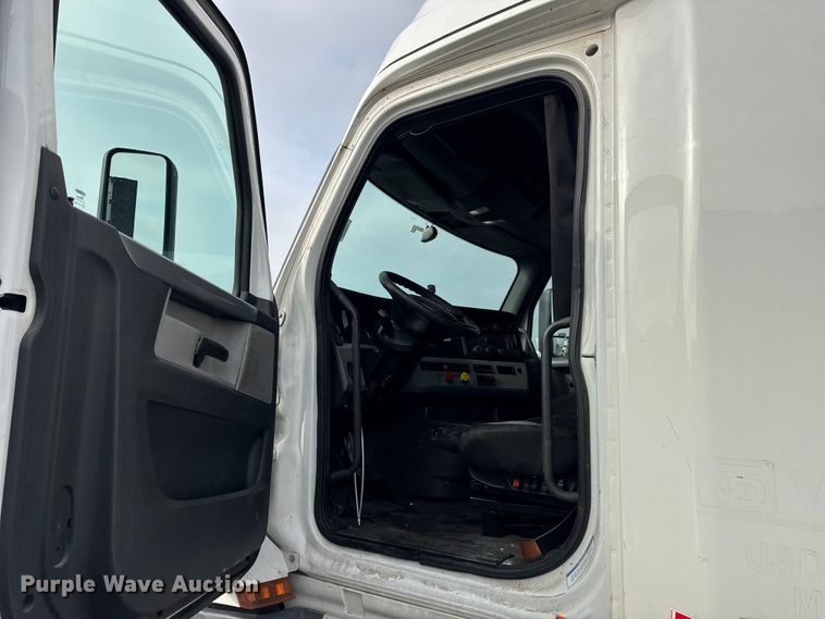 image for item YA1675 2018 Freightliner Cascadia semi truck