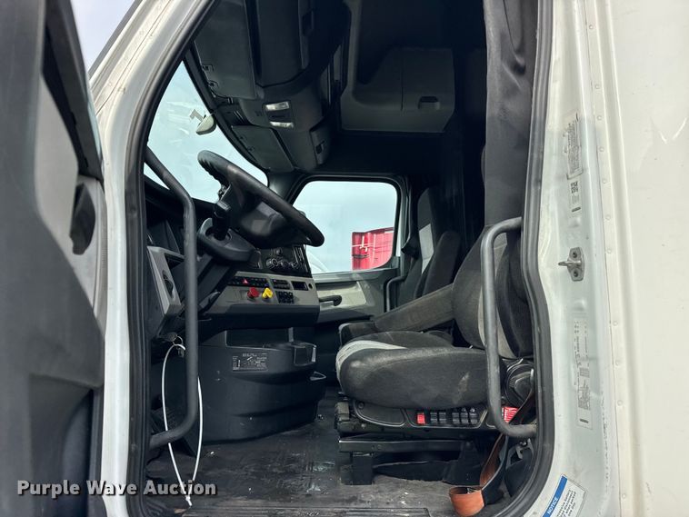 image for item YA1675 2018 Freightliner Cascadia semi truck