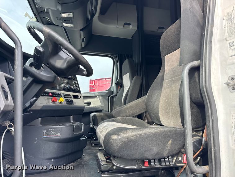 image for item YA1675 2018 Freightliner Cascadia semi truck