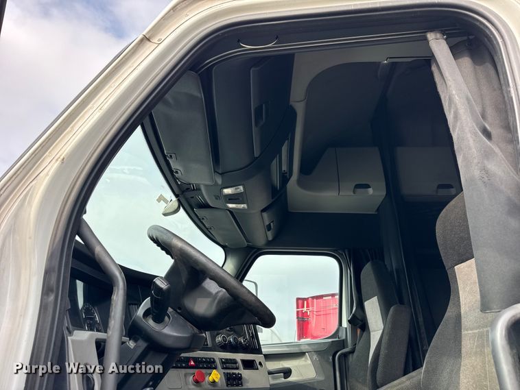 image for item YA1675 2018 Freightliner Cascadia semi truck