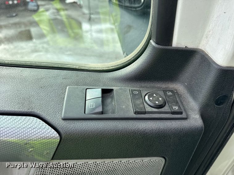 image for item YA1675 2018 Freightliner Cascadia semi truck