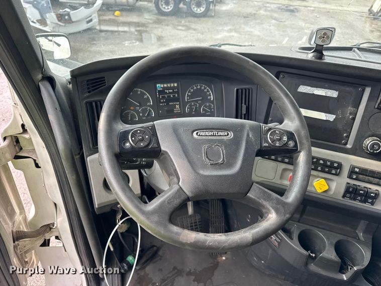 image for item YA1675 2018 Freightliner Cascadia semi truck