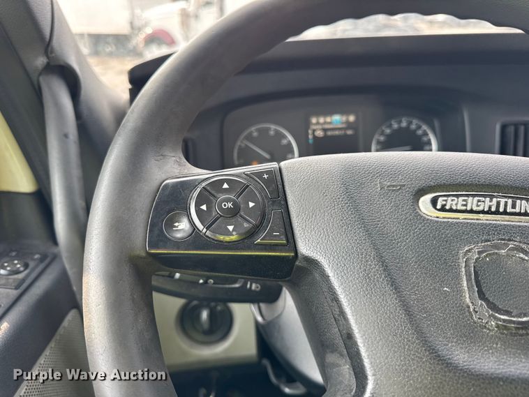 image for item YA1675 2018 Freightliner Cascadia semi truck