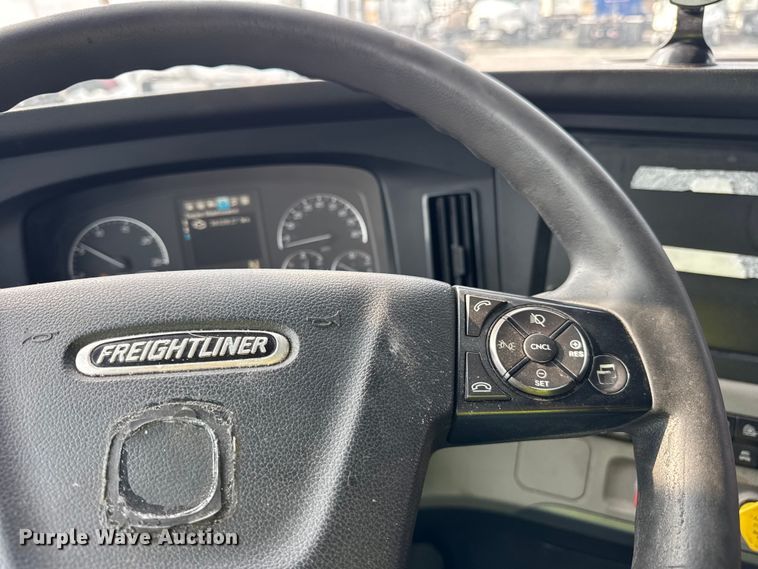 image for item YA1675 2018 Freightliner Cascadia semi truck