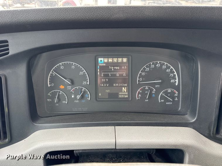 image for item YA1675 2018 Freightliner Cascadia semi truck