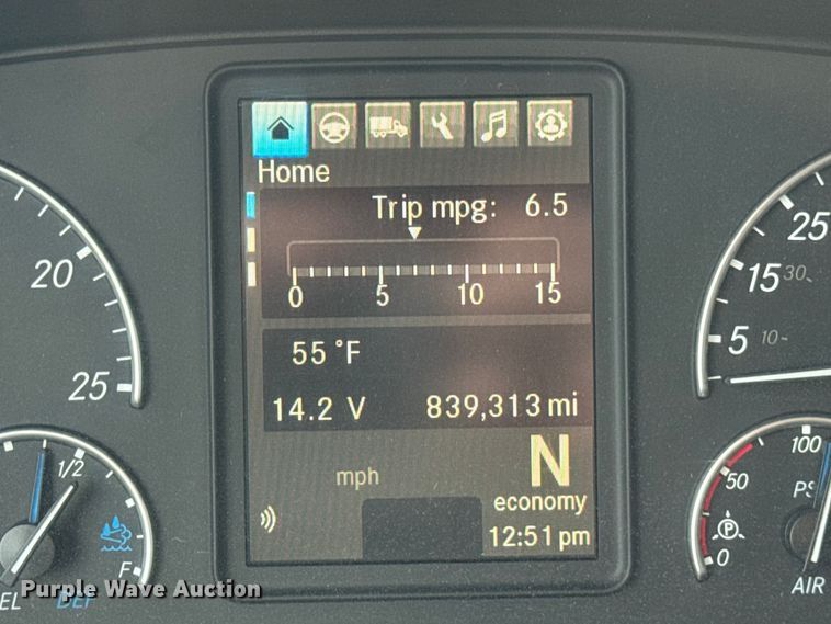 image for item YA1675 2018 Freightliner Cascadia semi truck