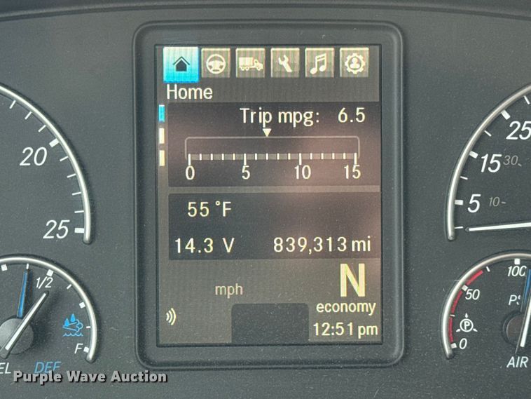 image for item YA1675 2018 Freightliner Cascadia semi truck