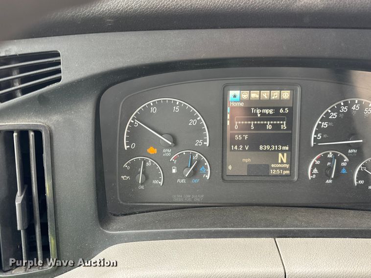 image for item YA1675 2018 Freightliner Cascadia semi truck