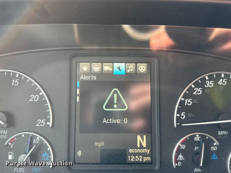 image for item YA1675 2018 Freightliner Cascadia semi truck