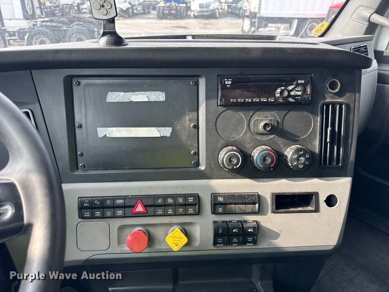 image for item YA1675 2018 Freightliner Cascadia semi truck