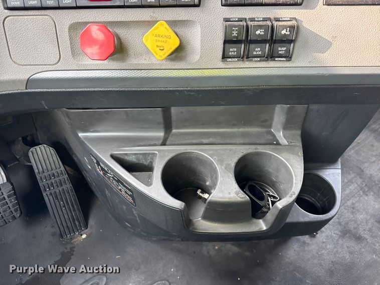 image for item YA1675 2018 Freightliner Cascadia semi truck