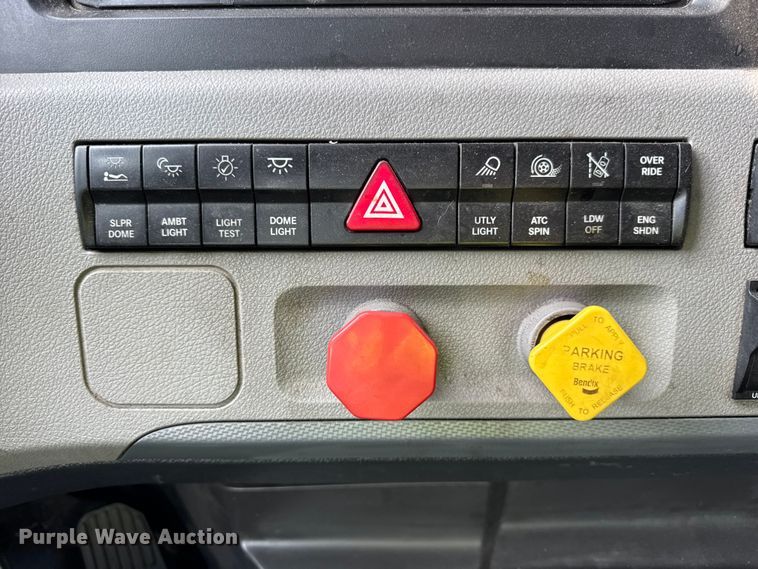 image for item YA1675 2018 Freightliner Cascadia semi truck