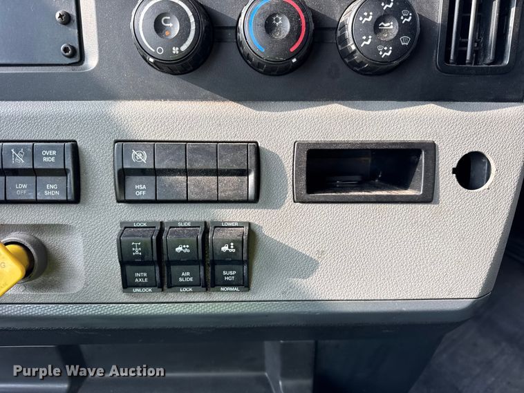 image for item YA1675 2018 Freightliner Cascadia semi truck