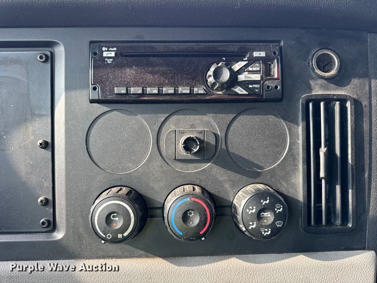 image for item YA1675 2018 Freightliner Cascadia semi truck