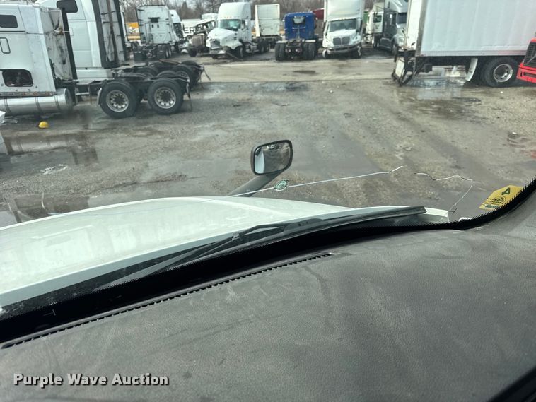 image for item YA1675 2018 Freightliner Cascadia semi truck