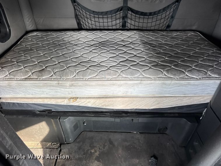 image for item YA1675 2018 Freightliner Cascadia semi truck