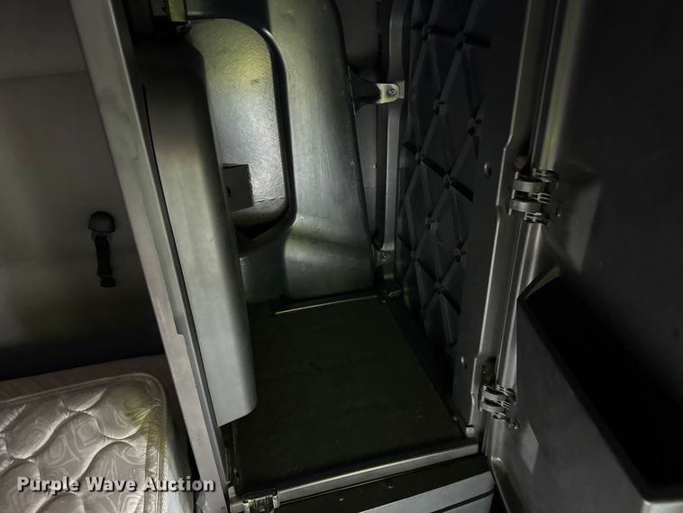 image for item YA1675 2018 Freightliner Cascadia semi truck