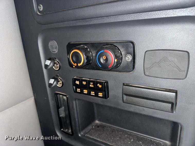 image for item YA1675 2018 Freightliner Cascadia semi truck