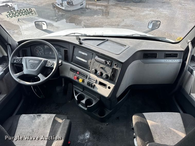 image for item YA1675 2018 Freightliner Cascadia semi truck