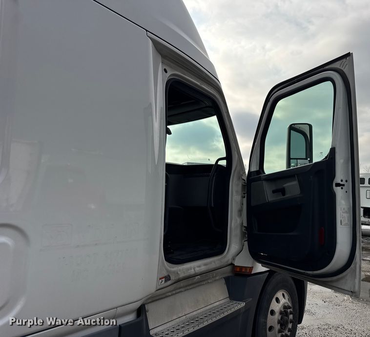 image for item YA1675 2018 Freightliner Cascadia semi truck