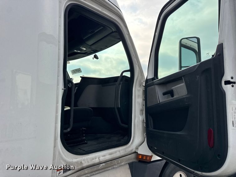 image for item YA1675 2018 Freightliner Cascadia semi truck