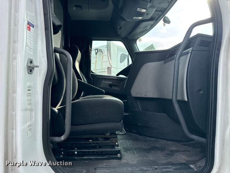 image for item YA1675 2018 Freightliner Cascadia semi truck