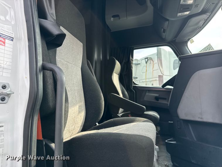 image for item YA1675 2018 Freightliner Cascadia semi truck